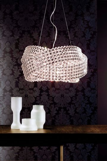 Große graue Pendelleuchte Heat von Northern Lighting über einem Esstisch aus hellem Holz
