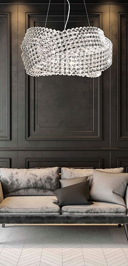 Weiße Hängeleuchte Fiordlys von Slamp vor einem hohen Fenster über einem Sofa im Wohnzimmer