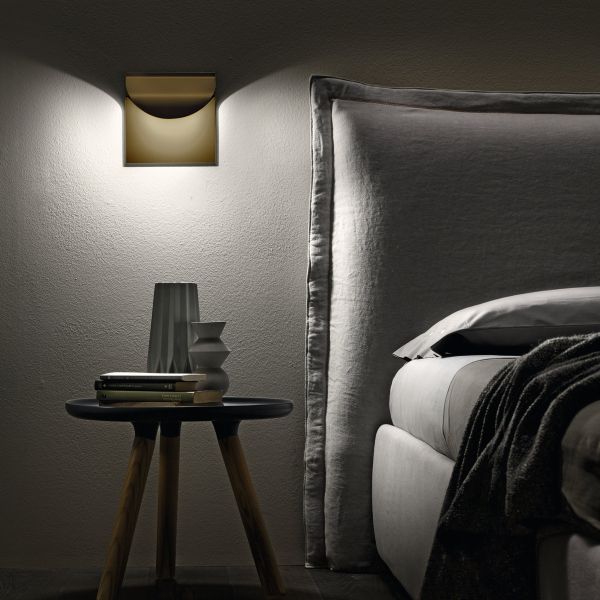 Schlafzimmer mit der Wandleuchte Incontro von Cini & Nils in mattem Gold