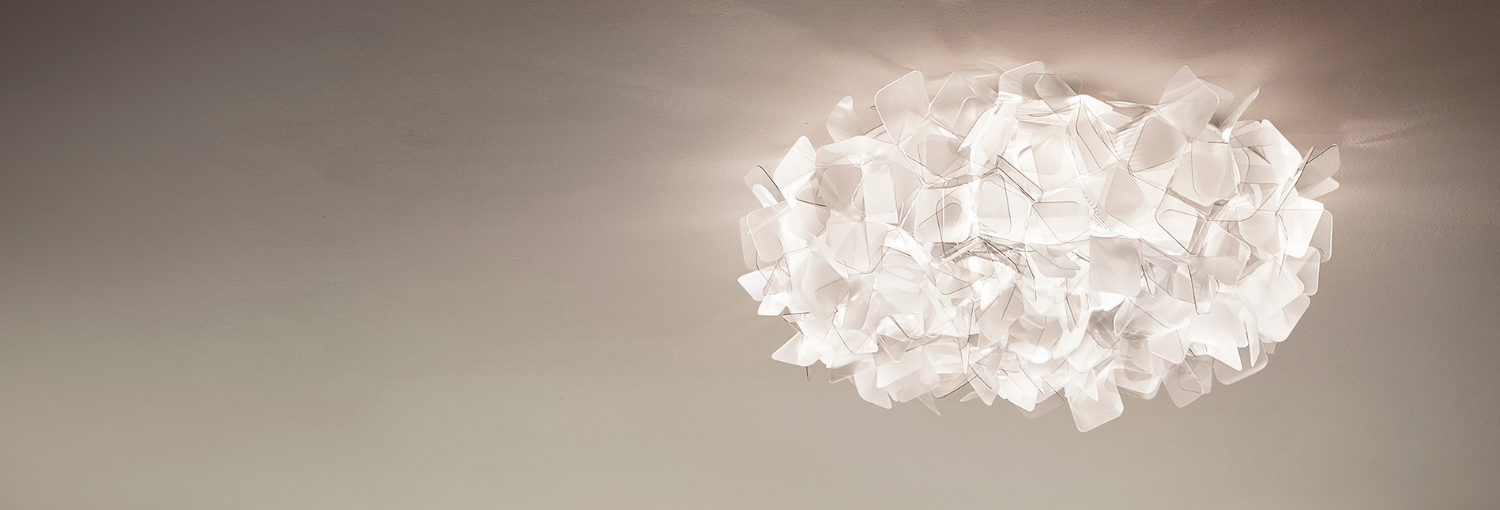 Deckenleuchte Clizia von Slamp mit weißen Blättern an einer hellen Decke