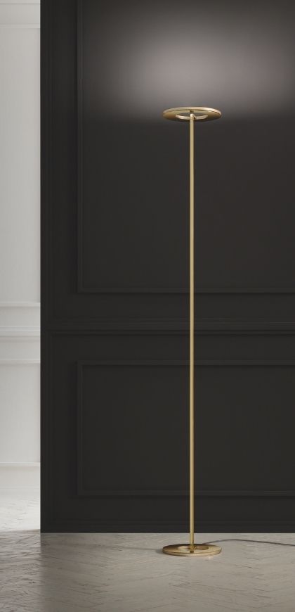 Goldene Stehleuchte Passepartout von Cini&amp;Nils mit schmalem Lichtring, der ihr Licht nach oben an eine dunkle Wand mit Stuckrahmen wirft