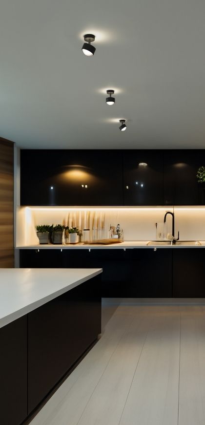 Flache, runde Deckenleuchte Tara R von Linea Light unter einer Betondecke