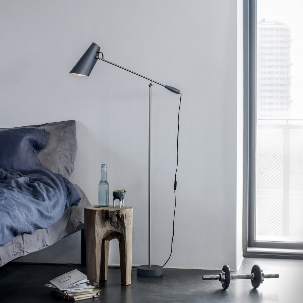 Graue Leseleuchte Birdy von Northern neben einem Bett