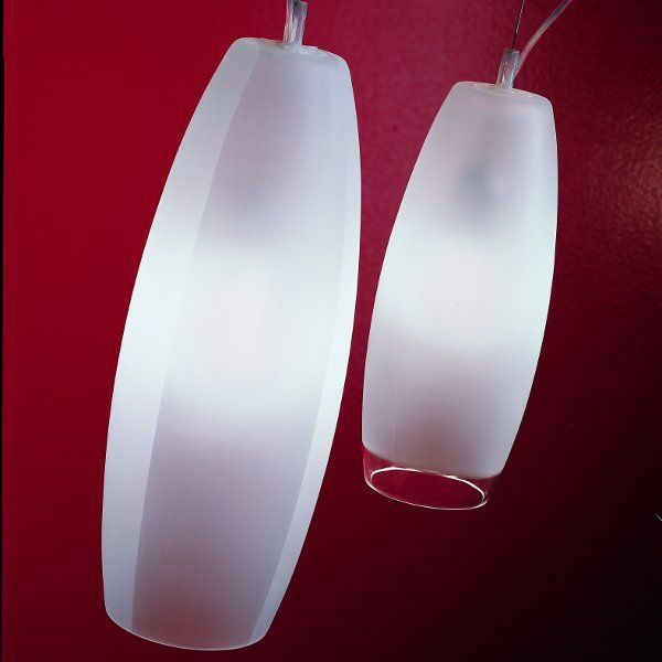 Ein vertikal satinierter und ein mattierter Lampenschirm (linke Version dieses Bildes)