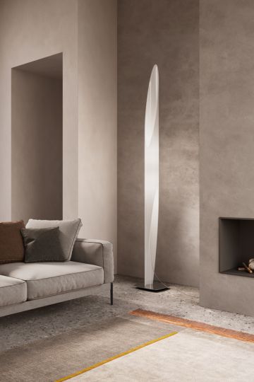 Dreibeinige Stehleuchte Flora Metallic von Slamp mit goldenem Schirm in einem Wohnzimmer neben dem Sofa