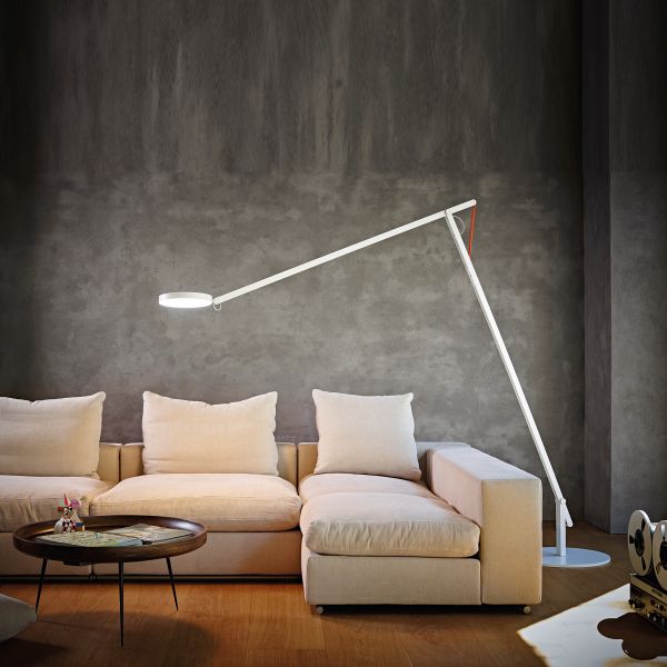 Weiße Stehleuchte String XL von Rotaliana mit langem Arm, der ihr Licht über ein helles Sofa legt